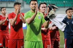 Hassan Sunny (green, 18) and his teammates thanking the spectators after their match against Maldives in the international football friendly match on Dec 17, 2022.