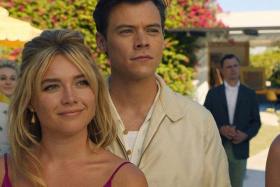 (From left) Florence Pugh and Harry Styles in Don&#039;t Worry Darling. 