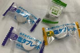Mr Kappon posted a photo of a compressed towel along with 3 candies on social media.