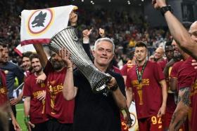 Roma coach Jose Mourinho will pull clear of Giovanni Trapattoni if his team is crowned Europa League champions.