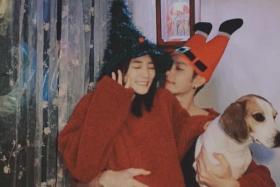 Tsao Yu-ning and Gingle Wang wore identical sweaters and Christmas-themed hats in the photos.