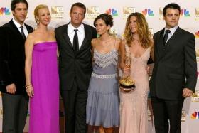 FILE PHOTO: David Schwimmer, Lisa Kudrow, Matthew Perry, Courteney Cox Arquette, Jennifer Aniston and Matt LeBlanc of \&quot;Friends\&quot;, appear in the photo room at the 54th annual Emmy Awards in Los Angeles, U.S., September 22, 2002. REUTERS/Mike Blake/File Photo