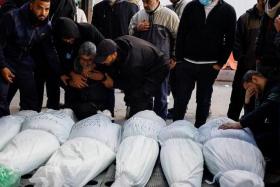 Mourners react next to the bodies of Palestinians killed in an Israeli strike, amid the ongoing conflict between Israel and the Palestinian Islamist group Hamas, in Rafah, in the southern Gaza Strip, January 10, 2024. REUTERS/Mohammed Salem