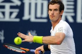 FILE PHOTO: Andy Murray of Britain hits a return to Tommy Robredo of Spain during their men&#039;s singles final match at the Shenzhen Open tennis tournament in Shenzhen, Guangdong province September 28, 2014/File Photo