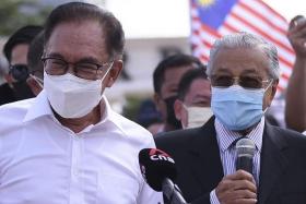 Malaysia&#039;s former prime minister Mahathir Mohamad (right) and opposition leader Anwar Ibrahim (left) at a public protest in Kuala Lumpur on Aug 2, 2021. Mahathir says he is prepared to work together with Anwar again.