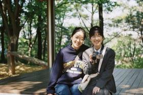 Kim Si-eun (left) and Park Hye-soo (right) on the set of The Dream Songs.
