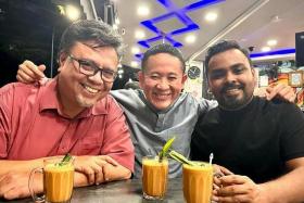 Former Member of Parliament Amrin Amin (centre) with actor Suhaimi Yusof (left) and Sizzlers drinks stall owner Sheik Mohammad.