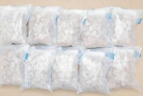 Ten bundles of heroin weighing a total of 4,723g were uncovered from the big bundle.