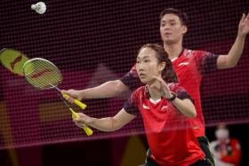 Singapore shuttler Terry Hee and Jessica Tan competing against Scotland, on July 31, 2022. 