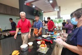 Prime Minister Lee Hsien Loong taking a tour of the culinary studio in Fernvale Community Club on Sept 25, 2022.