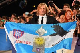  Actor Viggo Mortensen poses with a banner of Argentinian football fans as he arrives for the screening of the movie &quot;Loin des Hommes&quot; presented in competition at the 71st Venice Film Festival on August 31, 2014. 