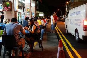 SAFE? Patrons at Geylang Road having dinner beside a busy street