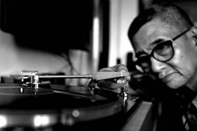 The Spin Doktor repairs vintage record players