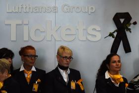Employees of the German airline Lufthansa observe a minute of silence on Thursday to pay tribute to the victims of the Germanwings airplane crash 