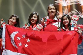 GOLDEN GIRLS: The women&#039;s fencing team do Singapore proud.