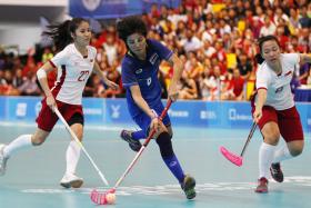 Thailand&#039;s Thoengkhunthod Sunaree (C) in action with Singapore&#039;s Felicia Lim Pei Ting (R).