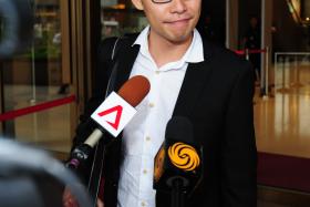  Blogger Roy Ngerng speaks to the media at the Supreme Court July 1