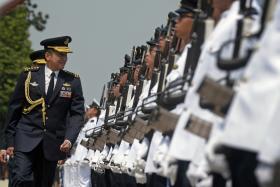 HANDOVER: Outgoing Chief of Defence Force Lt- Gen Ng Chee Meng inspects the guard of honour
(above) as he prepares to hand over the reins to his successor, MG Perry Lim.
PHOTOS: THE STRAITS TIMES