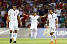 ORANJE TURNS SOUR: Robin van Persie (left) and Wesley Sneijder (right) mulling over the tough task after conceding the third goal. 
