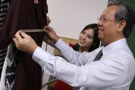 EXPERIMENT: Ms Yvonne Tan, founder of local fashion site Ministry of Retail, showing the ropes to her &#039;intern&#039; Mr Mok Tuck Seng, a semi-retired business coach.