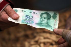 A Chinese conman&#039;s victim was shocked when he returned her some money he had taken from her.