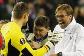 Liverpool manager Juergen Klopp and Simon Mignolet celebrate at the end of the match 