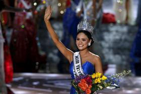 Miss Philippines Pia Alonzo Wurtzbach waves after winning the 2015 Miss Universe Pageant.
