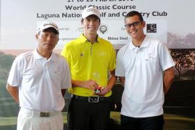 WORTHY WINNER: Quincy Quek (centre) with the sponsors, Par72 directors Mahmud Hassan (above, left) and Adli Razali, who are involved in handicapping.