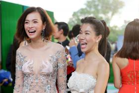 Felicia Chin (left) and Belinda Lee (right) on the red carpet of Star Awards 2016.
