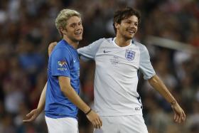 Soccer Aid 2016 - England XI&#039;s Louis Tomlinson (R) and Rest of the World XI&#039;s Niall Horan (L)