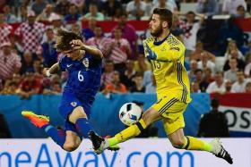 TWO TO TANGO: Croatia defender Tin Jedvaj (left) and Spain goalkeeper David de Gea going for the ball during the match.