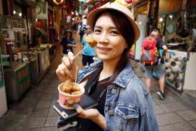 Channel 8 actress Sora Ma tucking into Jiufen&#039;s Deep-fried Mushrooms at Jiufen Old Road.