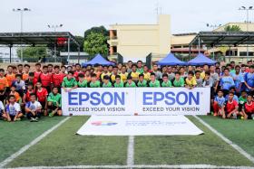 Participants of the inaugural Epson Singapore Cup posing for a group picture with Noor Ali (far left) Hasrin Jailani (far right in glasses) Carlos Delgado ( far right in white ) and Ben Teng ( far right in Geylang International jersey). 