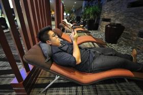 TNP reporter Ng Jun Sen tries to relax in Changi Airport&#039;s transit area.