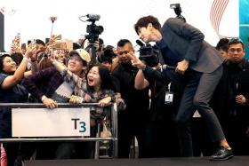 SMILE: Lee Kwang Soo posing for photos with fans at yesterday&#039;s meet-and-greet session at Changi Airport. 