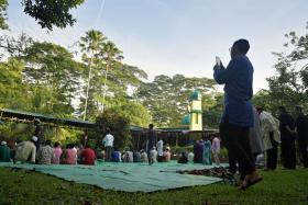 He relives &#039;good old days&#039; during Hari Raya Haji at kampung mosque