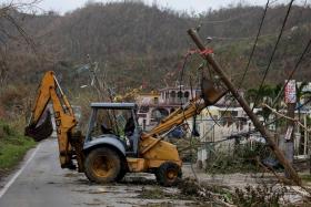Many Puerto Ricans have started their own clean-up operations with the help of generators, after the US territory was hit by Hurricanes Maria and Irma. 