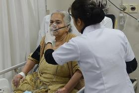 Delhi hospitals fill up as smog continues