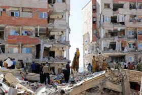 Iran-Iraq quake kills more than 300