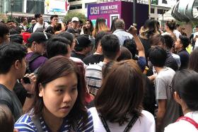 Huge crowd forms at Raffles Place for &#039;cash vending machine&#039;