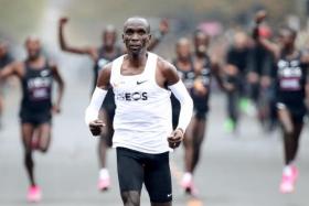  Kenya&#039;s Eliud Kipchoge on his way to finishing the marathon.