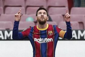 Diego Forlan expects Lionel Messi to stay at Barcelona