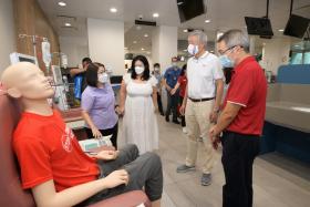 (From left) Northeast  and East Zones lead  at NKF Loong Sai  Wah giving Ms Yeo  Wan Ling, Mr Teo  Chee Hean and NKF  chief executive Tim  Oei a tour of NKF’s  new dialysis centre  at Oasis Terraces in  Punggol. 