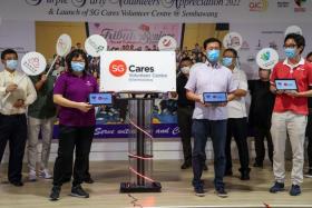 Minister Ong Ye Kung (second from right) at the launch of the volunteer centre with Blossom Seeds CEO Ong Siew Chin (in purple) and MCCY deputy secretary Philip Ong (right). 