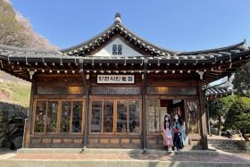 A majestic hanok (Korean traditional house) that former mayors of Incheon used to live in. It is now open to the public. 