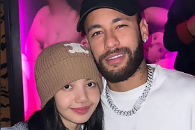 Lisa posted on Instagram Stories a photo of herself with Neymar on Wednesday. 
