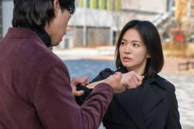 Park Sung-hoon and Song Hye-kyo (right) in The Glory. PHOTO: NETFLIX
