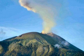 Mount Ili Lewotolok&#039;s eruption sent up a tower of volcanic smoke 700 metres high.