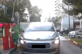 Tailgater angry at driver for stopping at carpark gantry