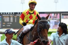 Vlad Duric bringing Sabah Ace back to scales after his easy win in the Class 4 race (1,400m) at Kranji on March 23.


